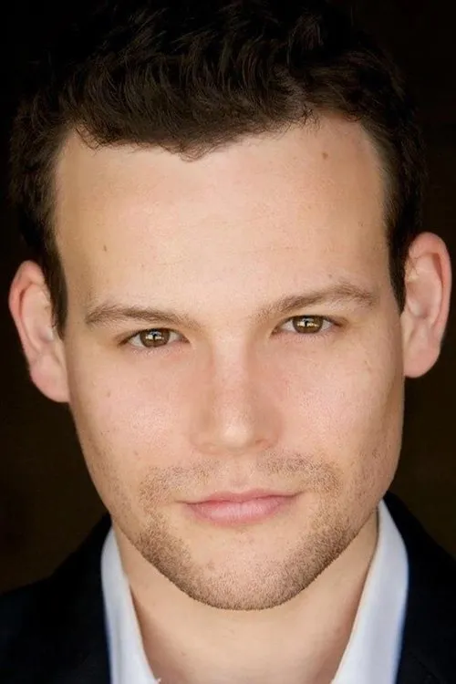 Jamie Croft interpretando a Josh McCabe