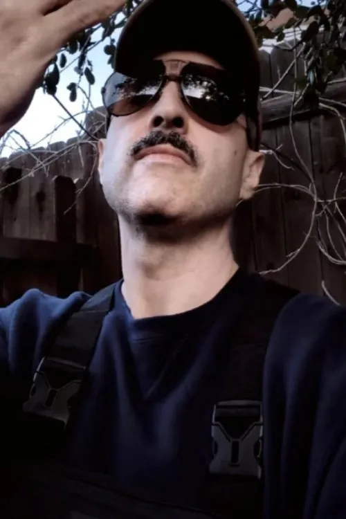 Jamie Grefe interpretando a Danny Ades