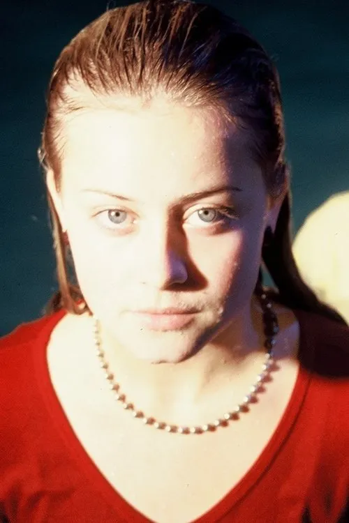 Jamie Linck O'Brien interpretando a Ashley Emerson