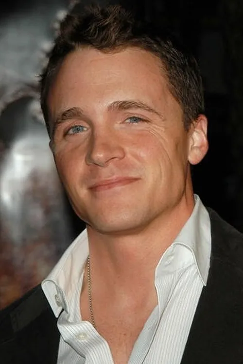 Jamie Martz interpretando a Bobby