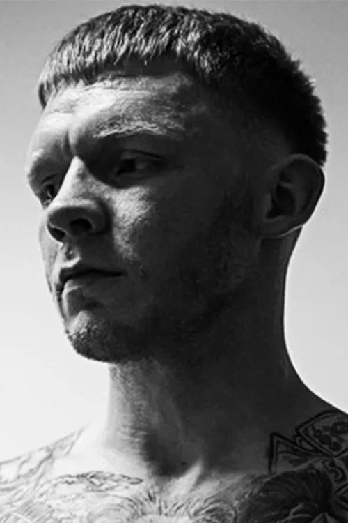 Jamie Robinson interpretando a Self