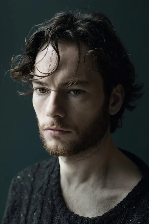 Jamie Robson interpretando a Kline Dyson