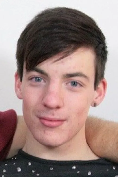 Jamie Smythe interpretando a (archive footage)