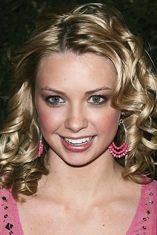 Jamie Strange interpretando a Kelly