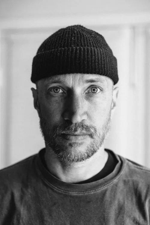 Jamie Thomas interpretando a