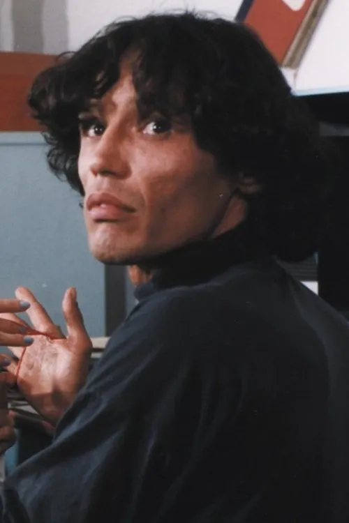 Jamshed Usmonov interpretando a Kova Asimov