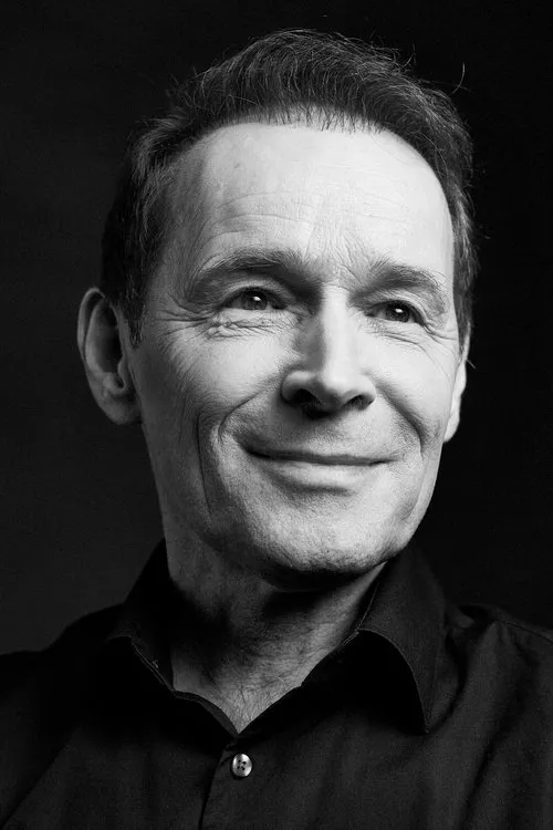 Ján Gallovič interpretando a Arthur Chitz