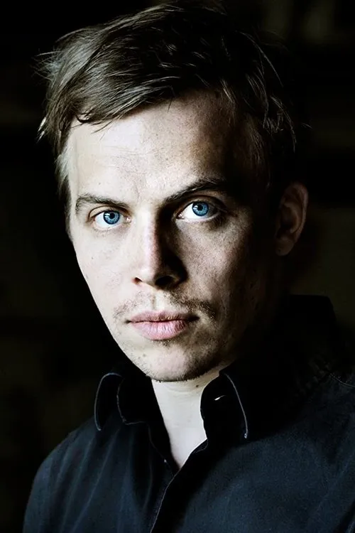 Jan Pohl interpretando a Kevin (Bukkake)