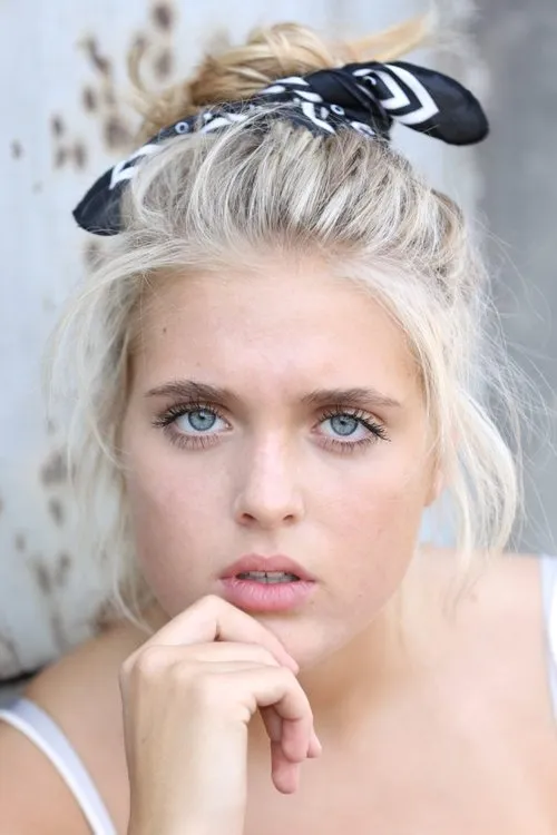 Jana Münster interpretando a Emily Koslowski