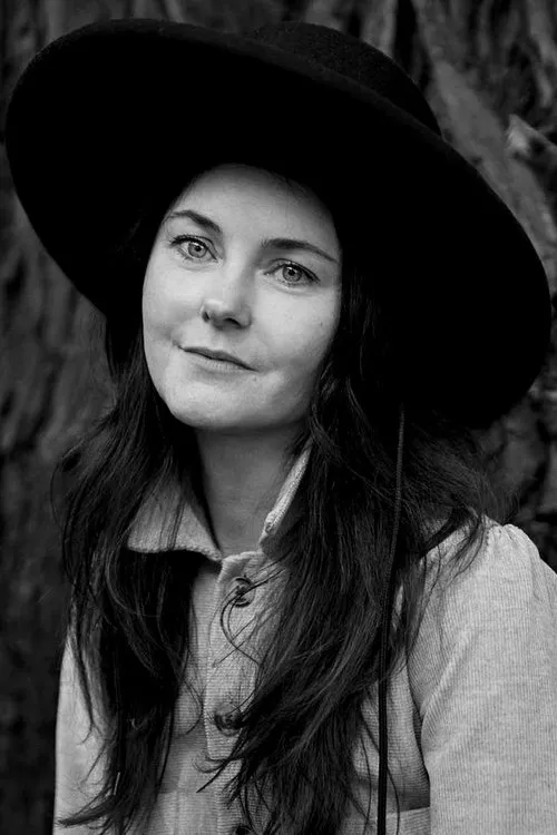 Laura Clery ha trabajado con Jane Anne Thomas en 1 ocasiones