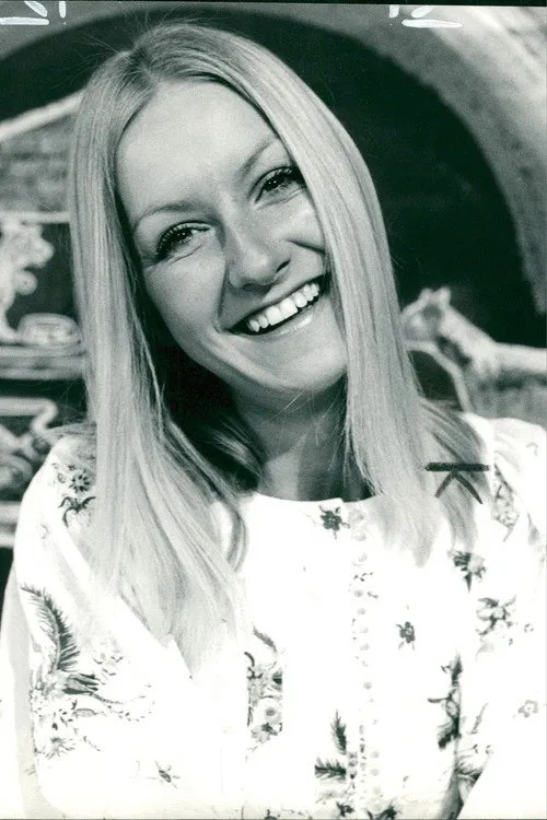 Jane Tucker interpretando a Miss Arella