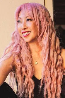 Jane Wu interpretando a Nana, Third Sister