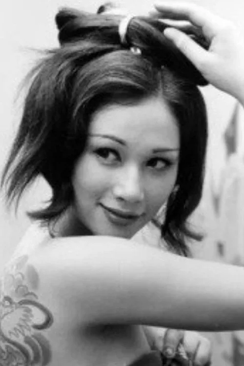 Janet Hatta interpretando a Miki Harukaze