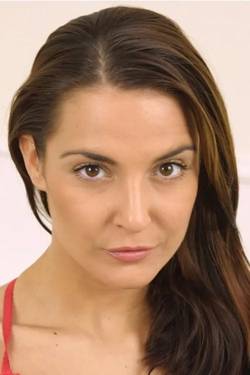 Janet Peron interpretando a la directrice de l'institut