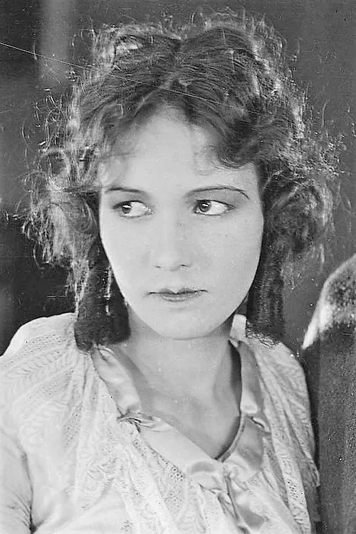 Janice Wilson interpretando a Alice Pemberton