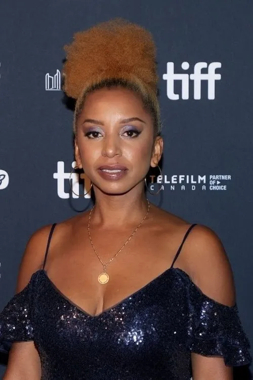 Janïsa Weekes interpretando a Dr. Campbell