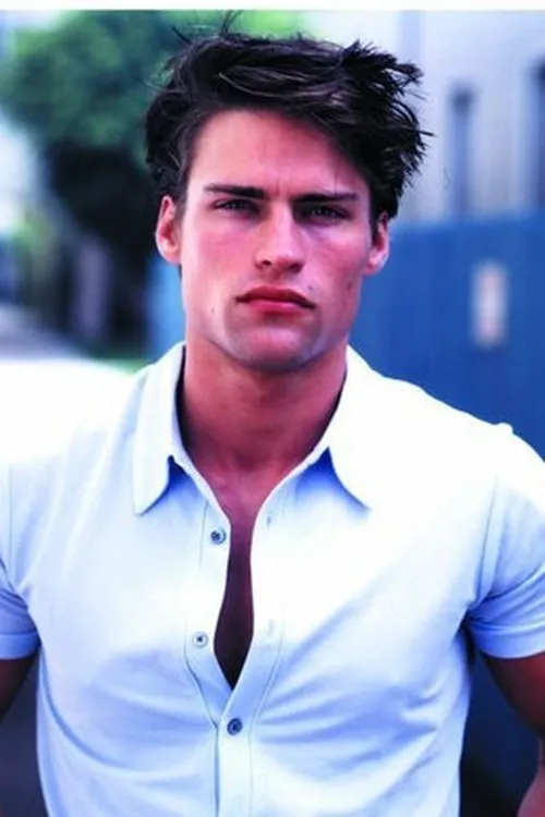 Jared Edwards interpretando a Paul