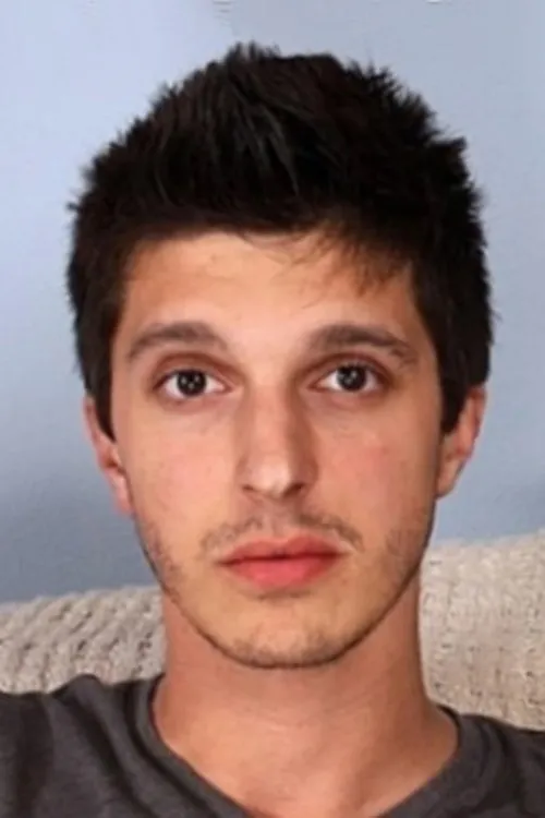 Jared King interpretando a