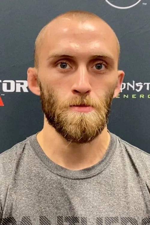 Jared Scoggins interpretando a Self