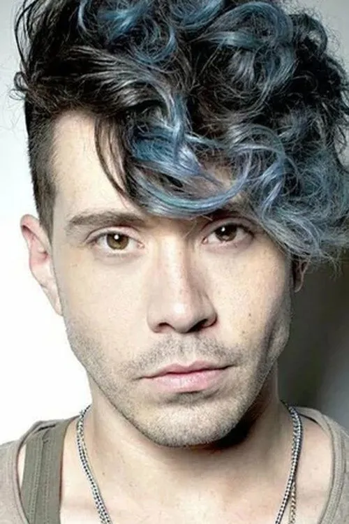 Jaremi Carey interpretando a Self / Phi Phi O'Hara