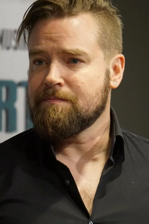 Jari Ahola interpretando a Chief of Security Mikhail Garybrandy