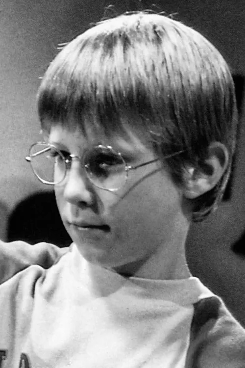 Jasen Fisher interpretando a Luke Eveshim