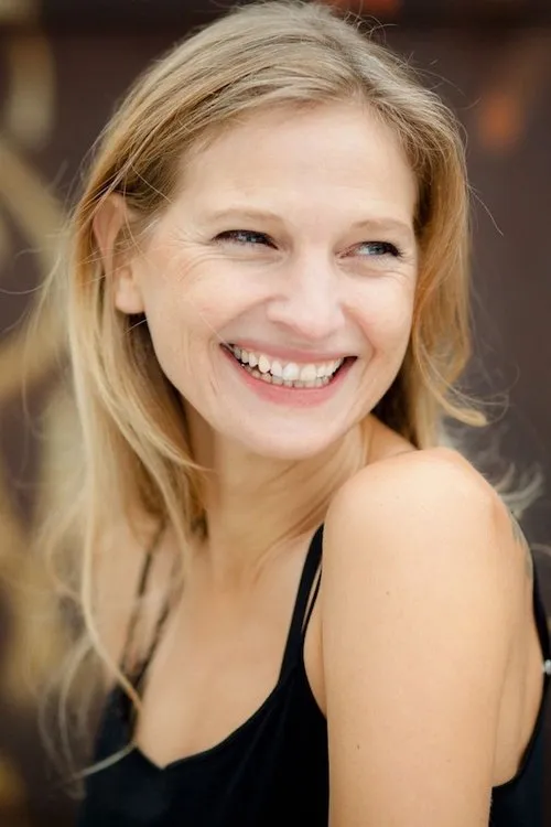 Jasmin Rischar interpretando a Doctor