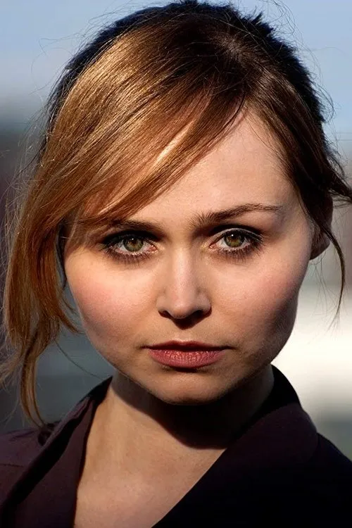 Jasmin von der Born interpretando a Jessica Heaton