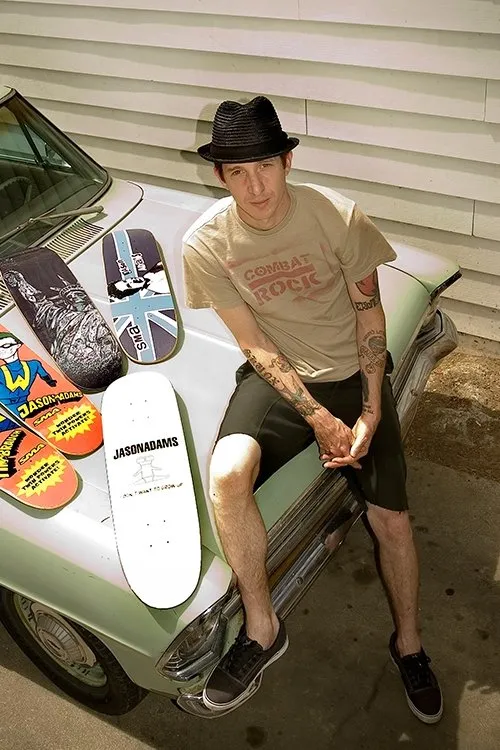 Jason Adams interpretando a