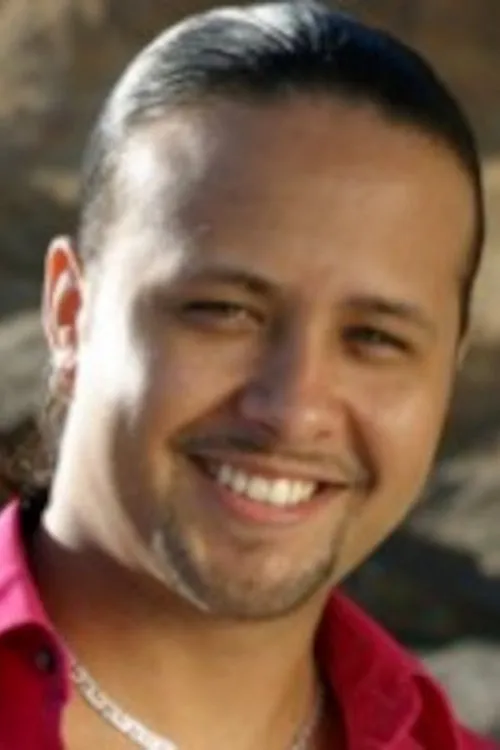 Jason Arrow interpretando a Casey