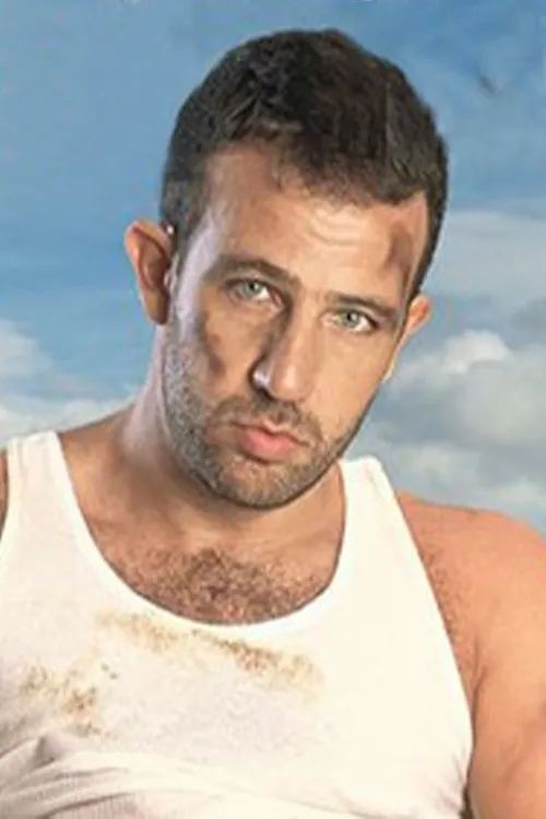 Jason Crowe interpretando a 