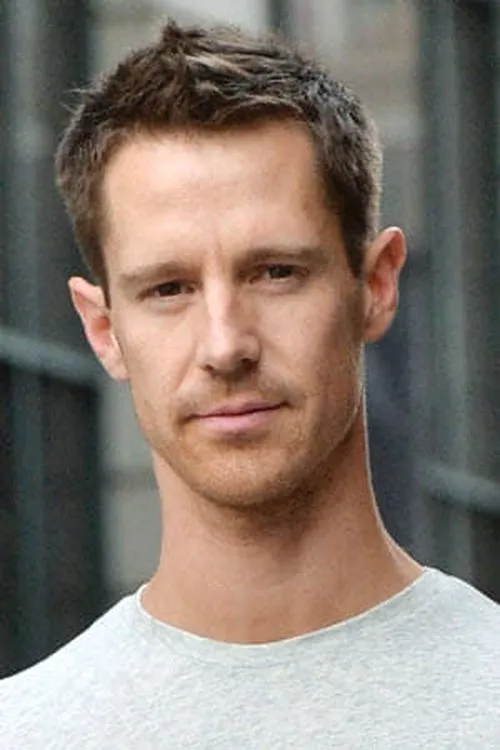 Jason Dohring interpretando a Elliot Knight