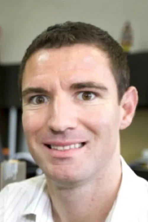 Jason Drake interpretando a 