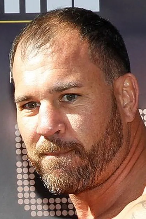 Jason Gavern interpretando a Self