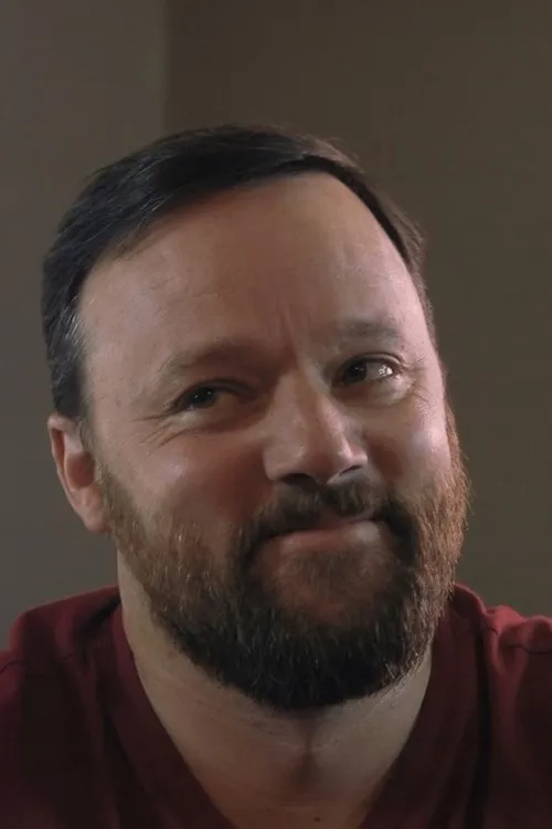 Jason Haines interpretando a Bobby Whitmore