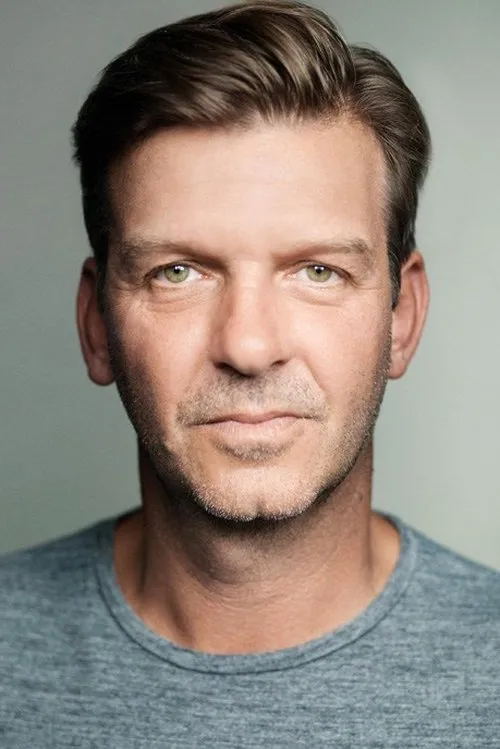 Melanie Martinez ha trabajado con Jason Hughes en 1 ocasiones