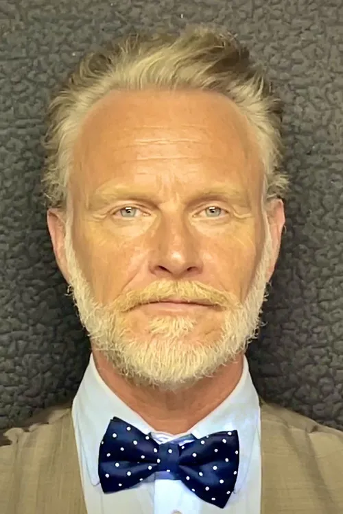 Jason K. Ralph interpretando a 