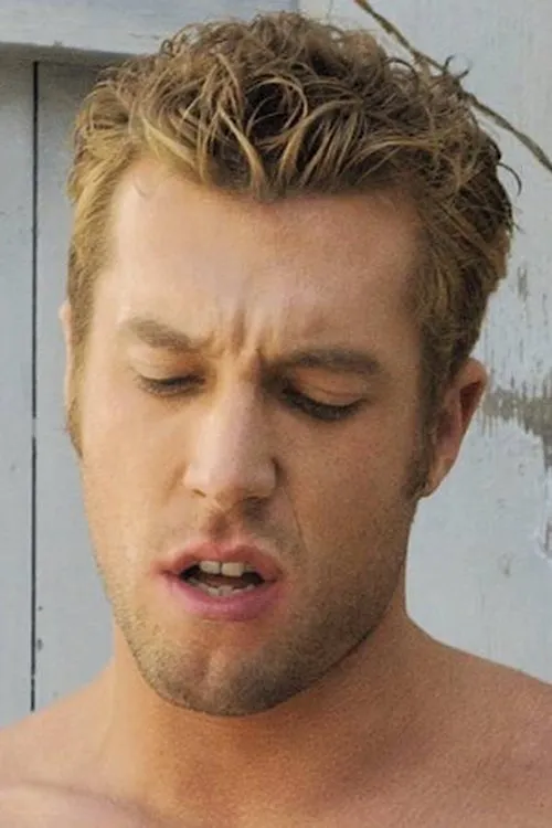 Jason Land interpretando a 