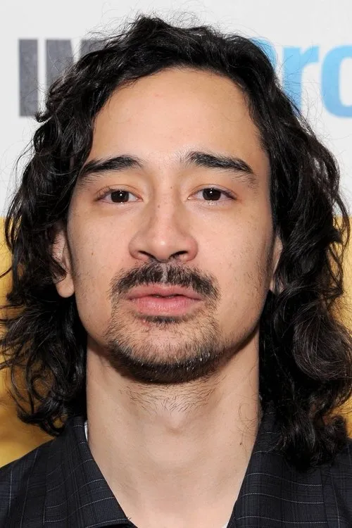 Jason Lew interpretando a Kengo