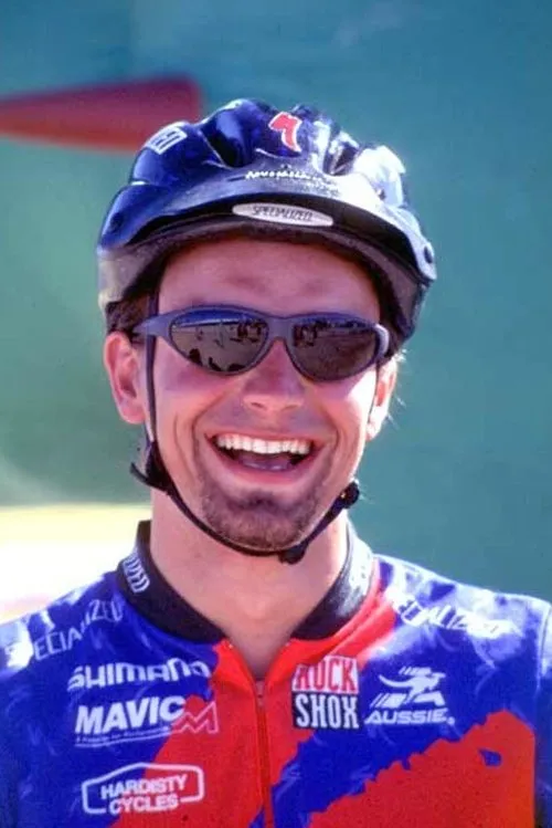 Jason McRoy interpretando a Himself