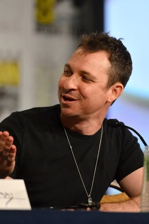 Jason Narvy interpretando a Skull