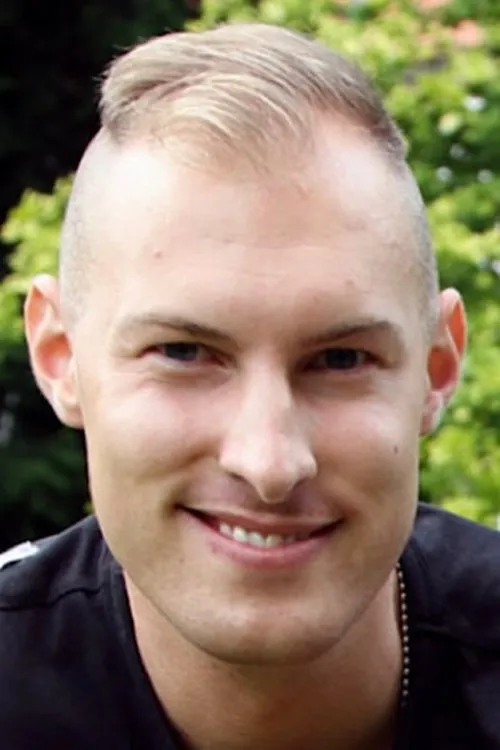 Jason Nicos interpretando a 