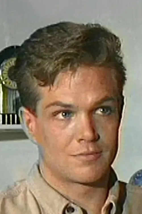 Jason Nikas interpretando a 