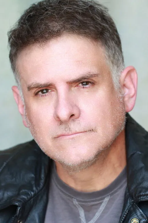 Jason Peck interpretando a Benji