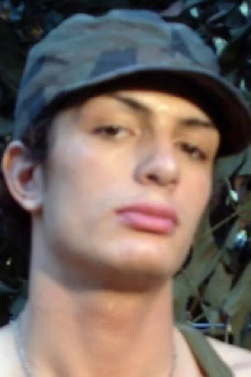 Jason Peo interpretando a Fair Army Boy