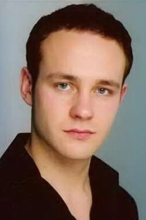 Jason Poulsen interpretando a Jake Lenigan