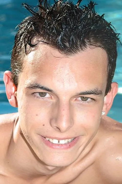 Jason Raze interpretando a 