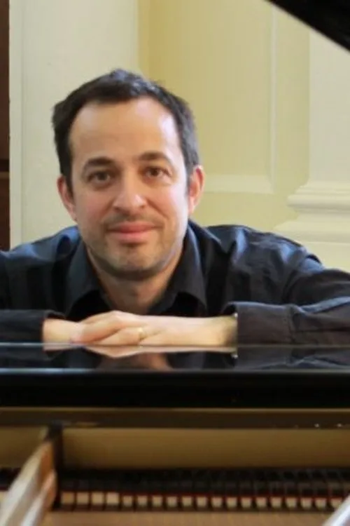 Jason Rebello interpretando a Self - Piano