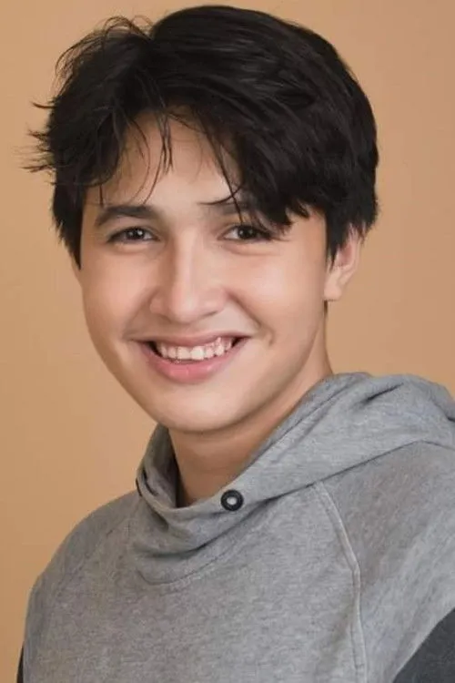 Jason Rivera interpretando a Pablo