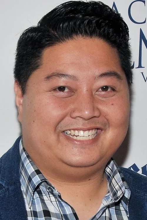 Jason Rogel interpretando a Wayne